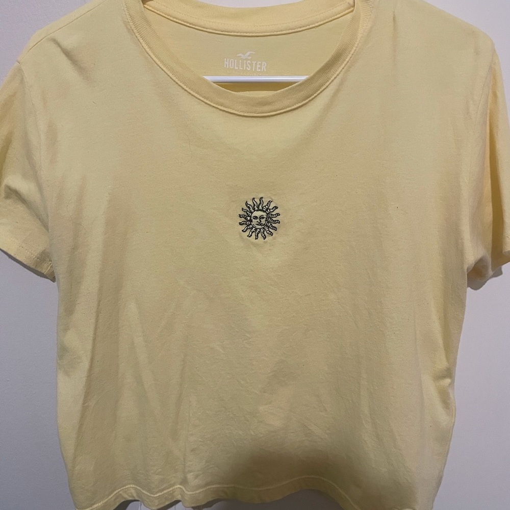 Hollister yellow sun celestial cropped graphic tee